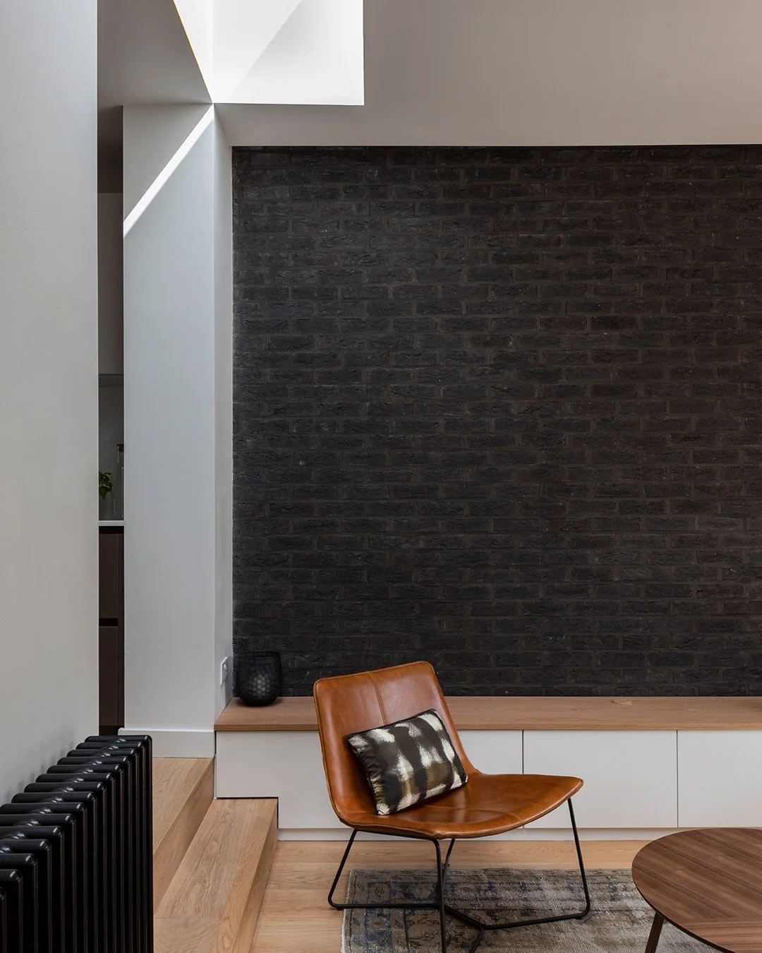 TOOTING CONTEMPORAINE

Another one from the archives, our full refurbishment with rear and loft extensions transformed this small terraced property into a light and contemporary home.

The sunken living space is occupiable to three sides with built i