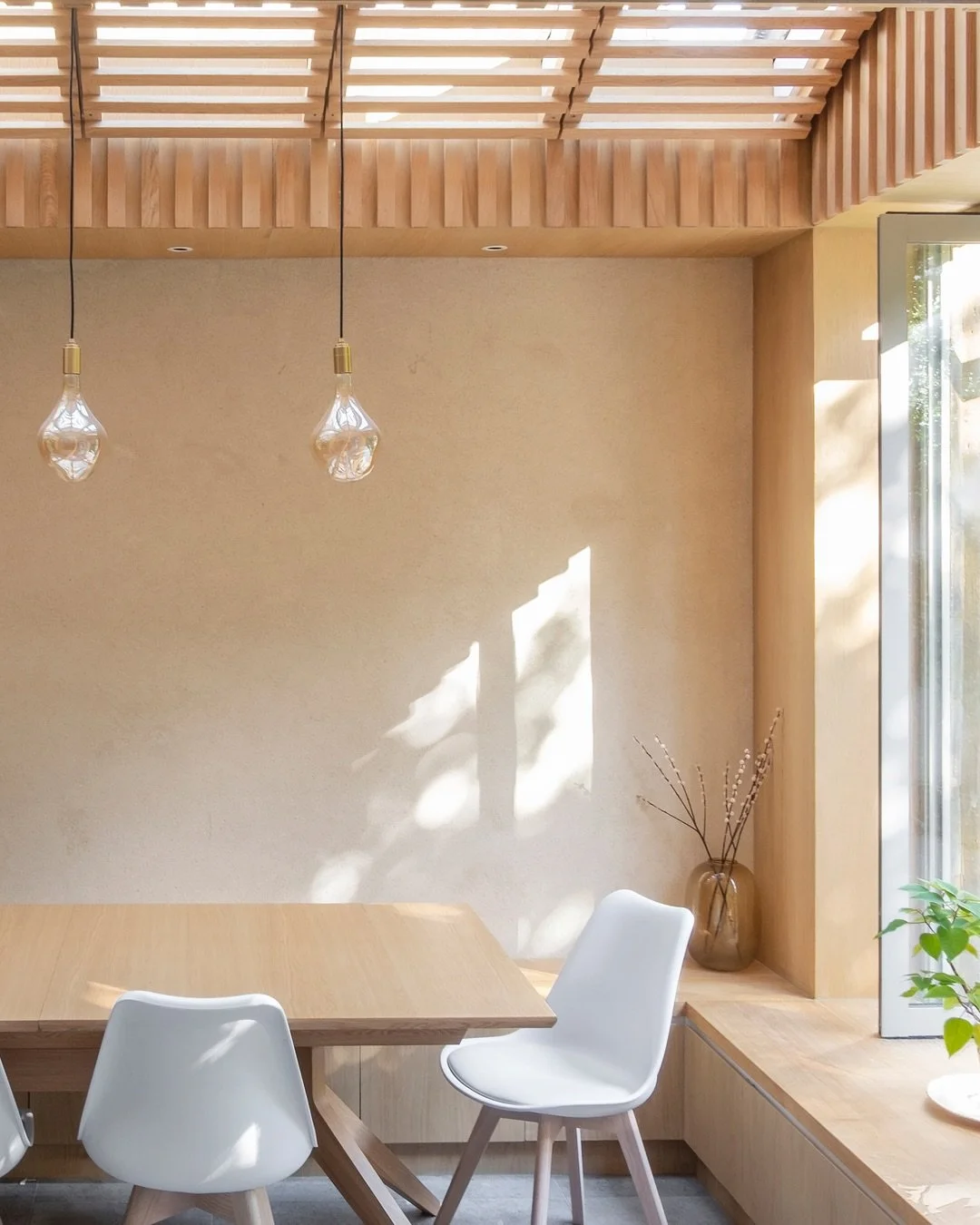 The Slatted Extension

We love using clay plaster. The rear wall of the dining room is finished in natural clay plaster, continuing the warm earthy tones of the oak cladding and adding texture and softness to the space. 

Construction: @dnconstructio