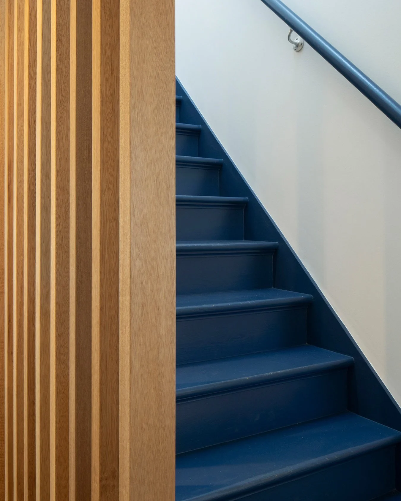 The Hipped Extension

A crisp junction of colour and timber - where a bold stair meets a finely lined screen.

Photo by: @richchiversphoto

#contemporarystairs #bluestairs #timberbattens #paintedstairs #contemporarydesign