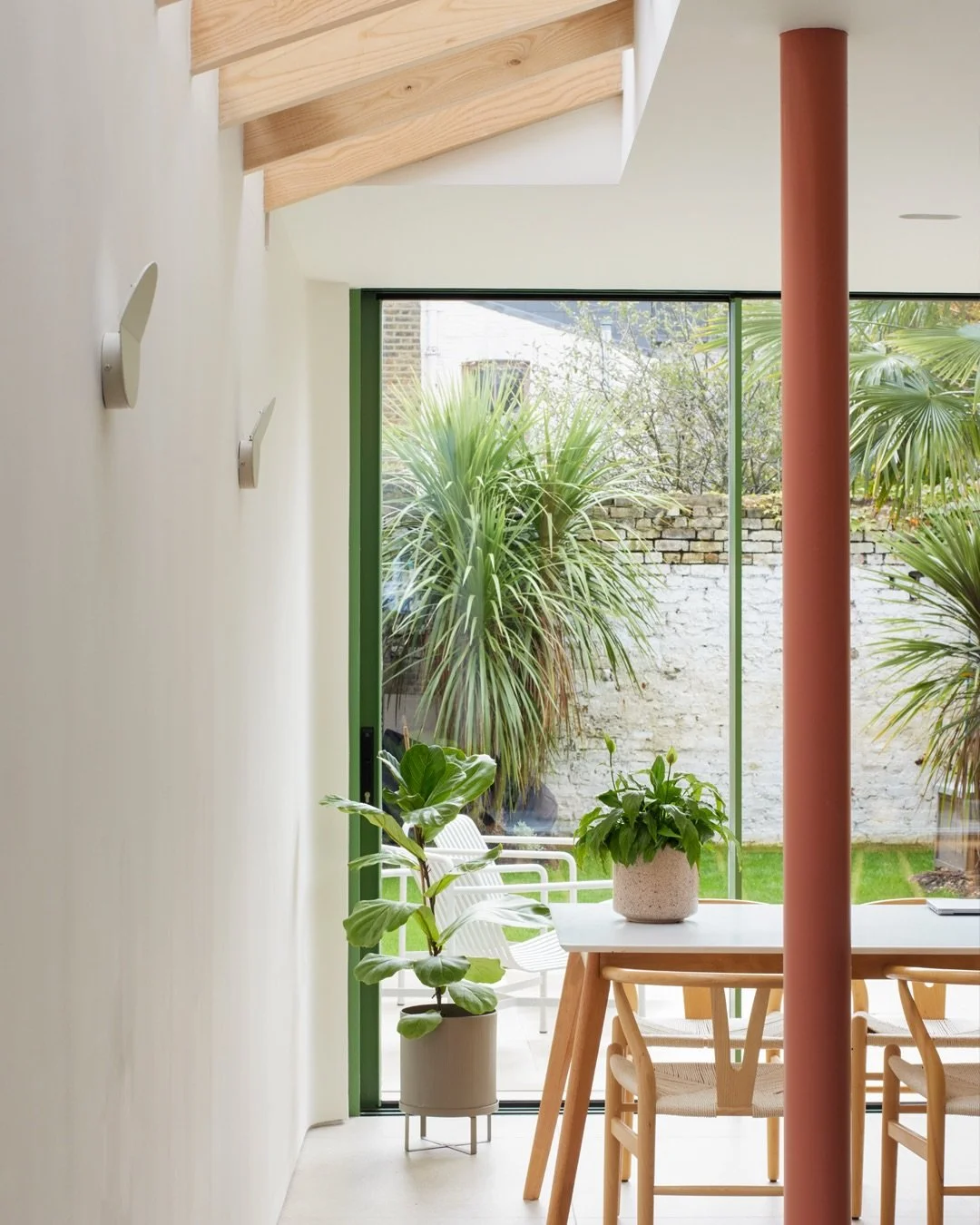 The Glazed Brick Extension 

The circular geometry becomes a repeating motif through the project, from the rooflight to the column, the kitchen door handles, light fittings, even the subtle curved corner to the extension to one side of the sliding do