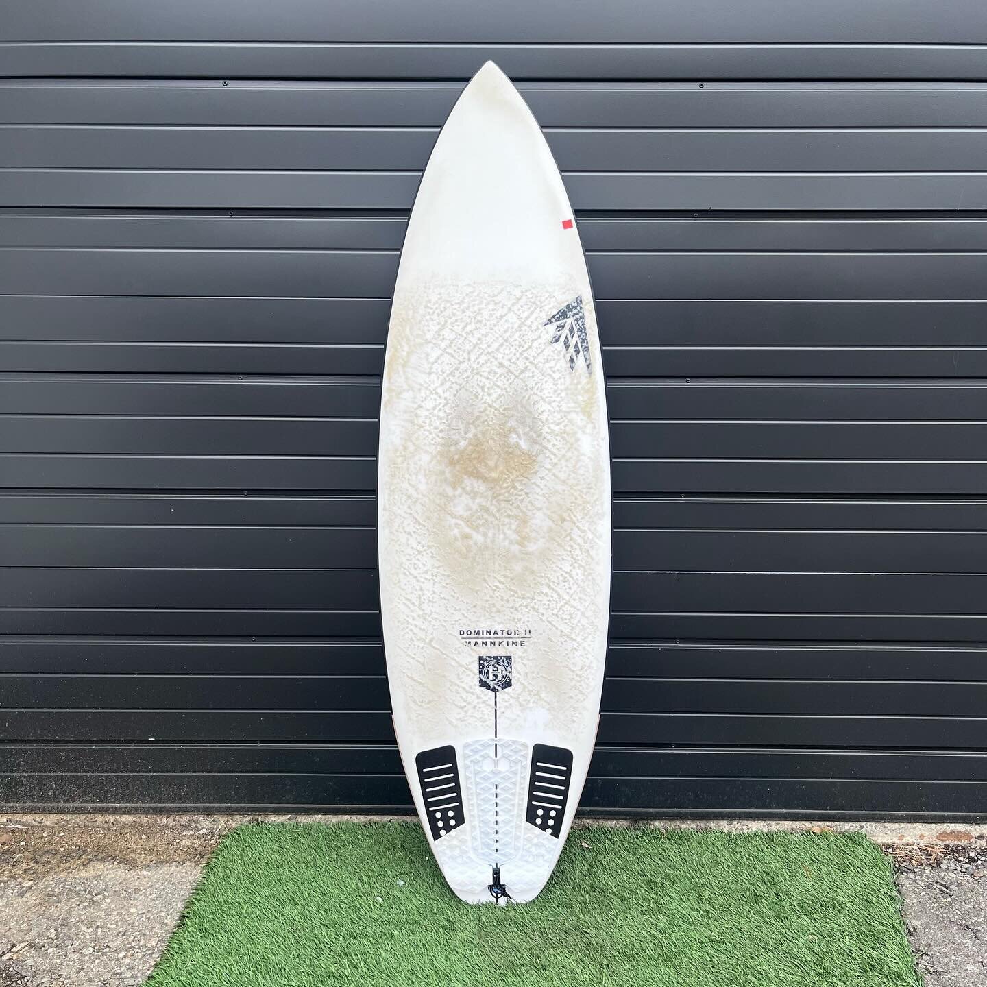 Alright last one went fast so here&rsquo;s another one. @firewiresurfboards Dominator 2 
-
A super capable shortboard that sits below your FRK but above your Seaside. Durable and practical. Board is in very good condition. 
5&rsquo;9 x 20 1/8 x 2 7/1