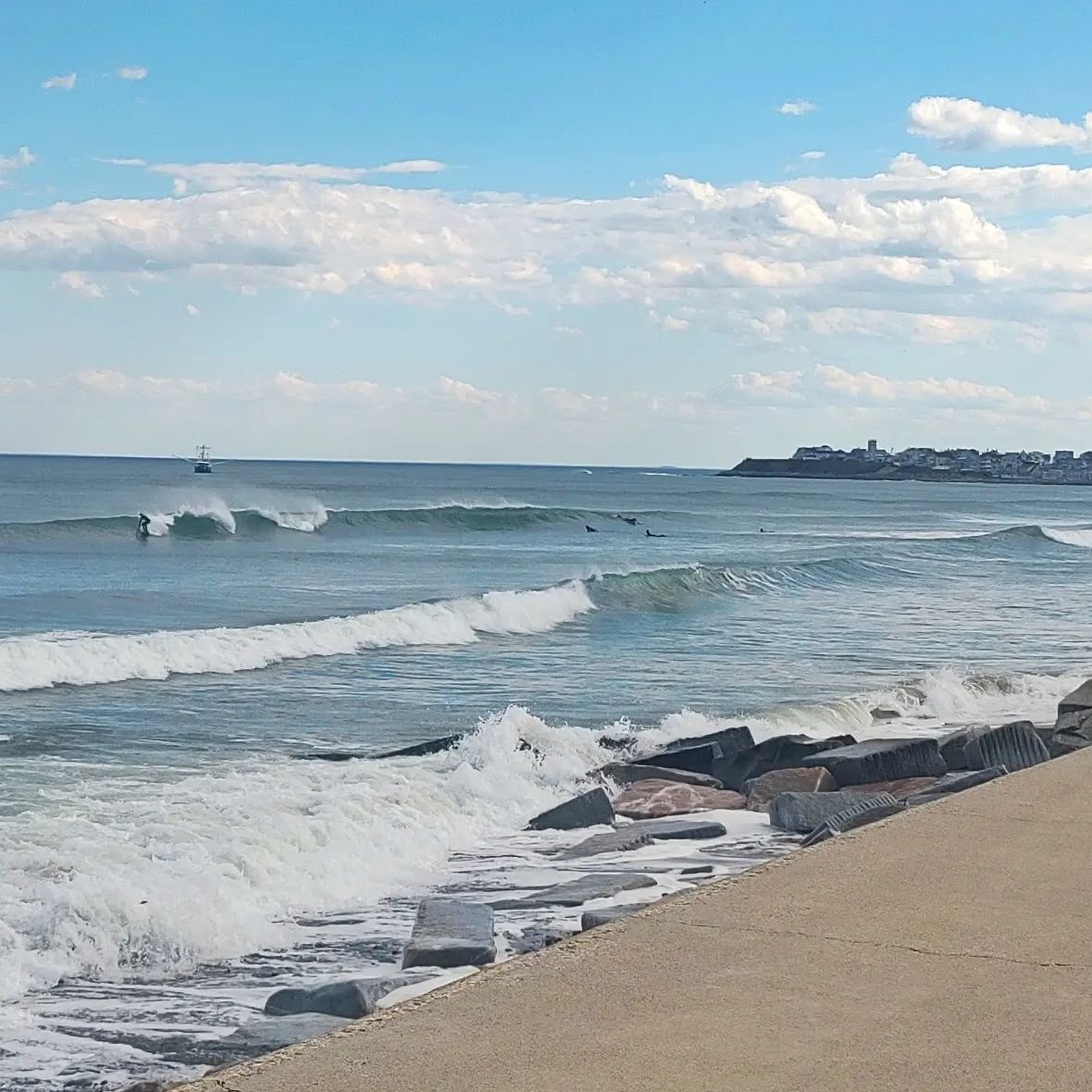 Another beautiful spring day with sunshine and some surf 🌞🌊