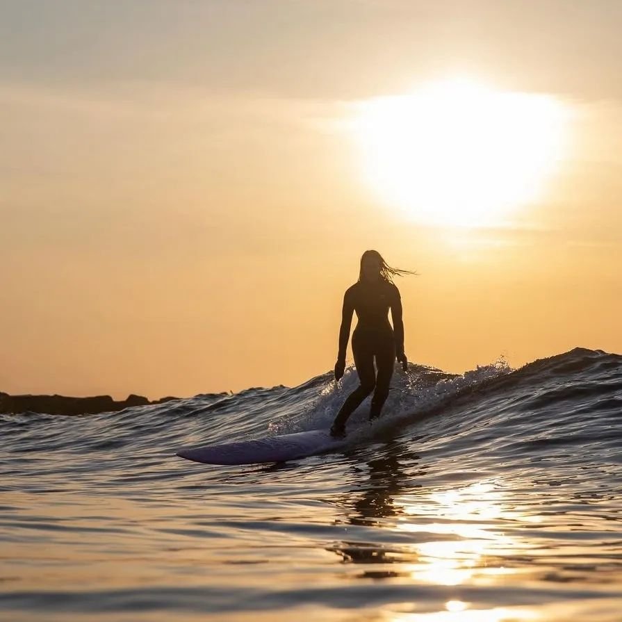 @what.sue.seas Gliding on her new 8'6 CR Aloha log 🌞🌊
📷 @rob.waves