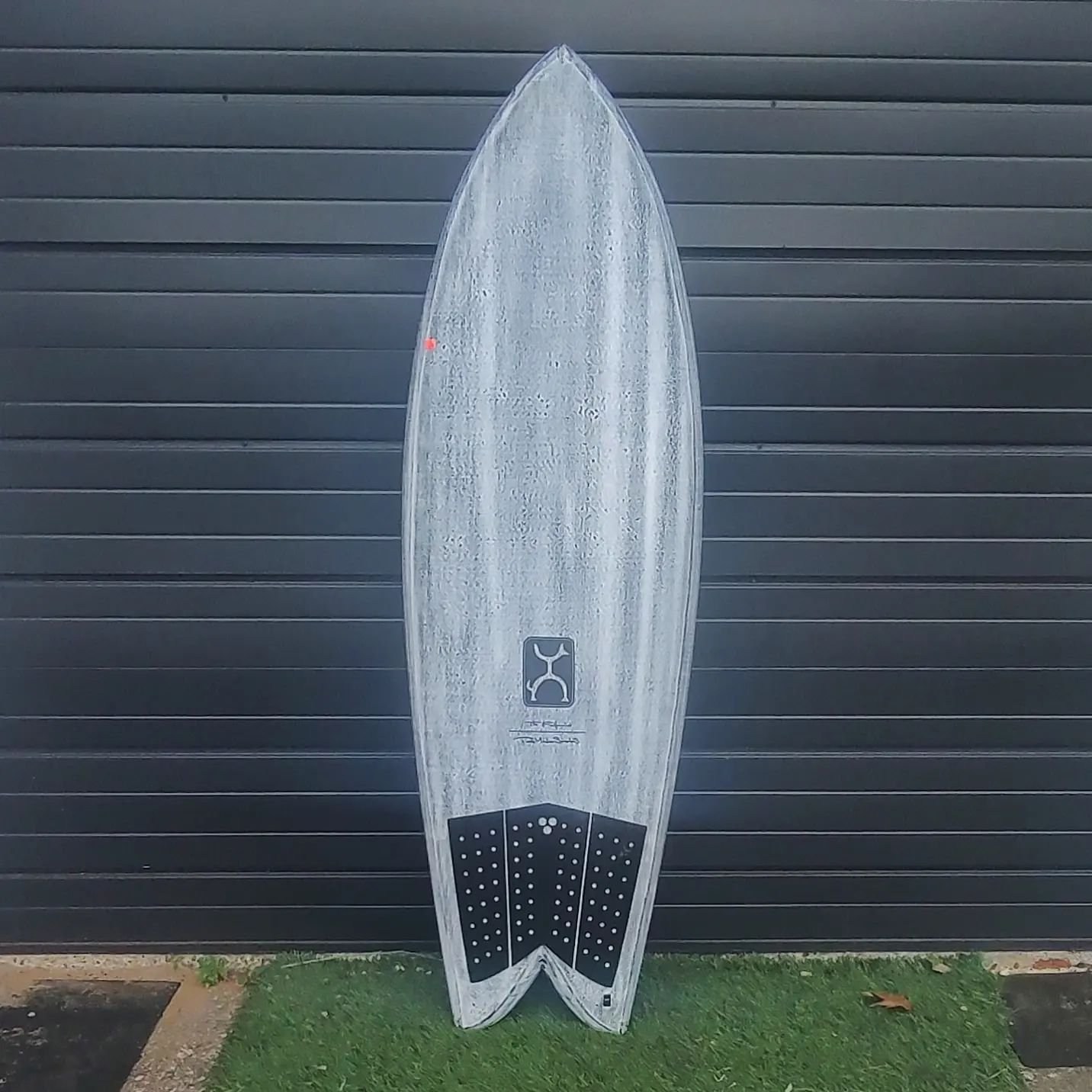 @firewiresurfboards Too Fish 5'11 22 1/8 x 2 11/16 38 L Volcanic construction Future twin
New condition only used a couple times $699