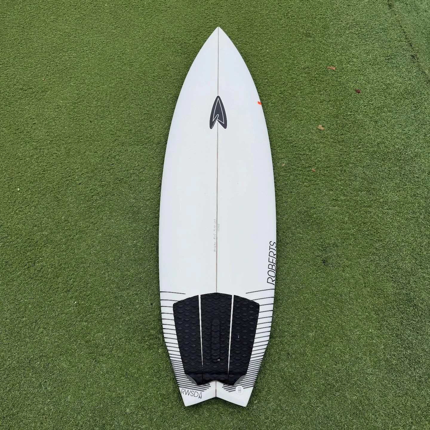 Used @roberts_surfboards Vlad

Like new condition not a dent, ding, or scratch

High performance in small waves

6&rsquo;2 x 20 1/2 x 2 5/8 @ 37.48 Liters

-$399-