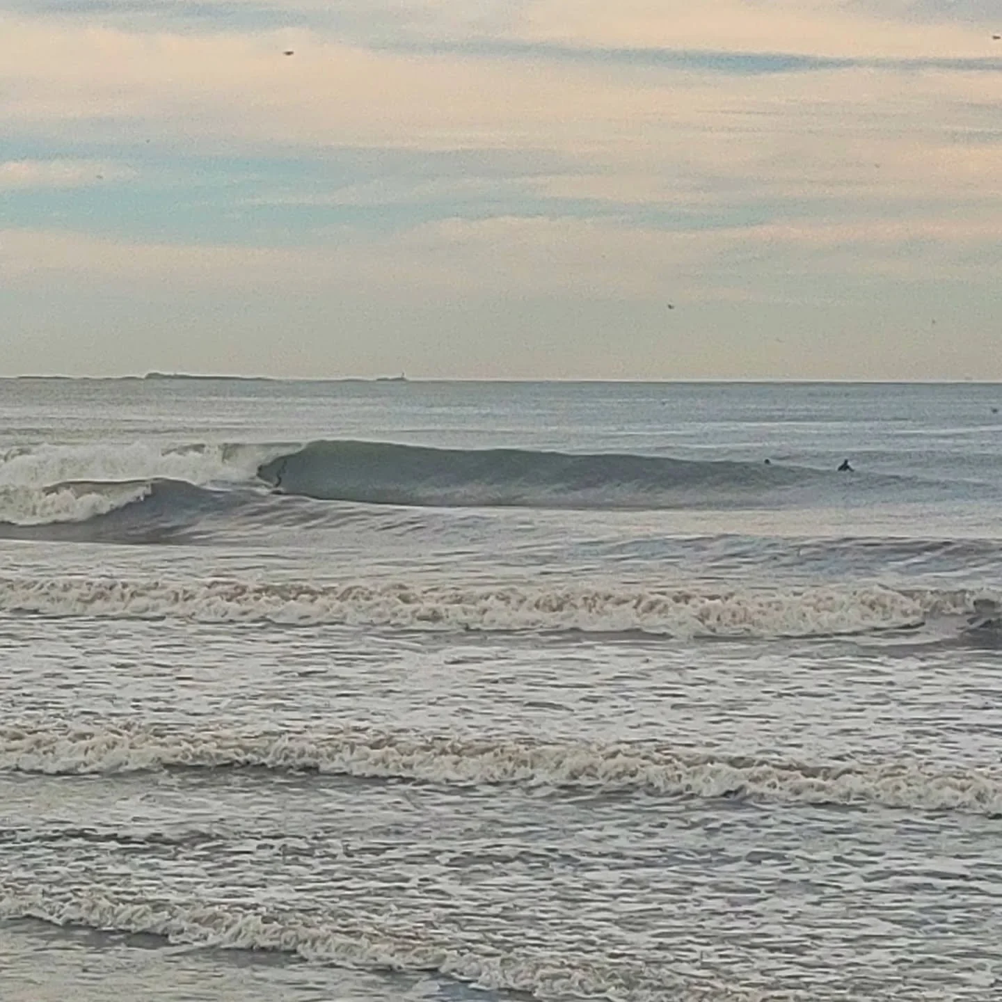 Beautiful fall day with clean long lines rolling thru under skies ☀️🌊🍂🍁