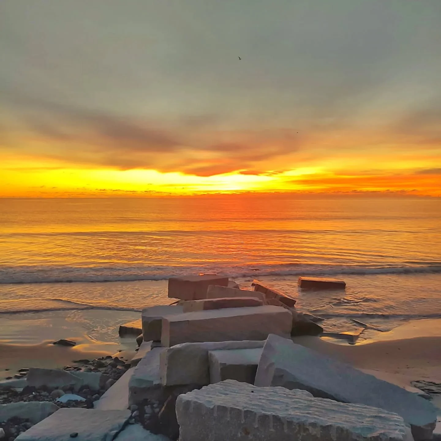 Saturday morning sunrise at The Wall. Our Surf Cam will be back online later today 📷🌊Thanks for your patience.