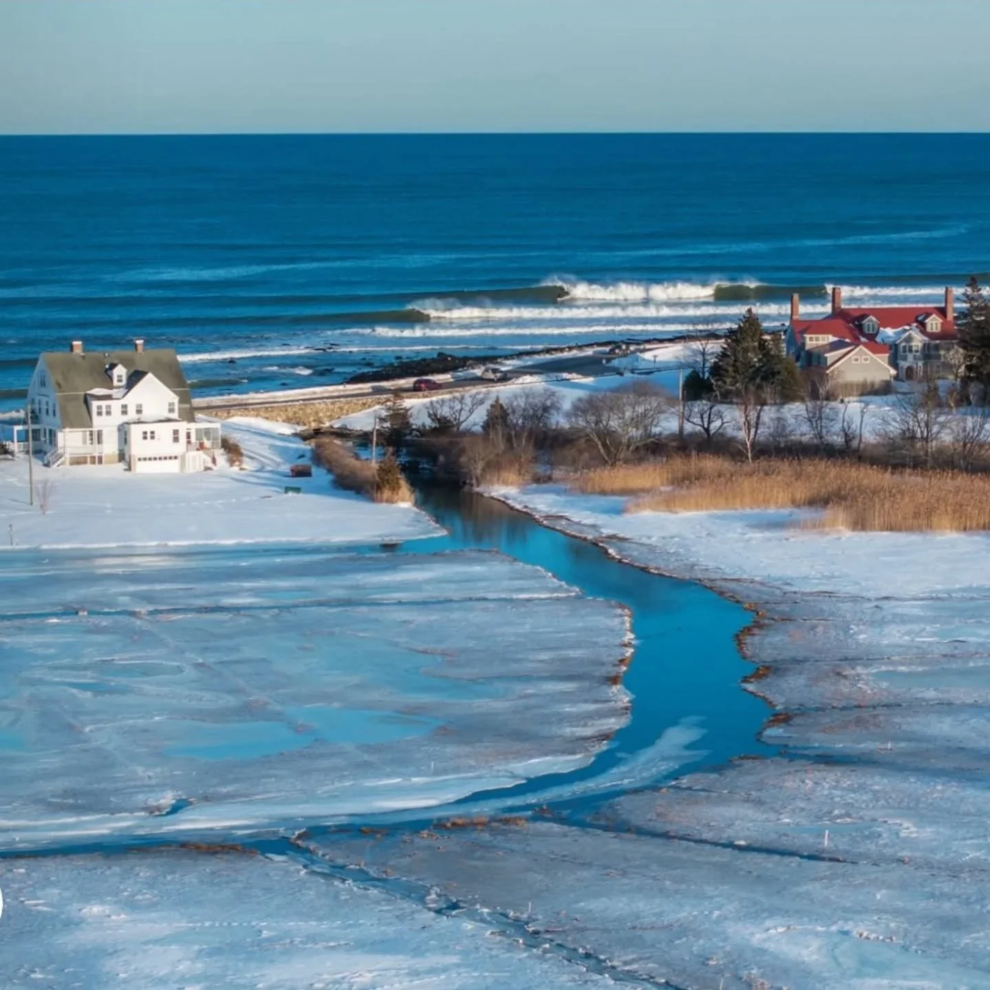 Winter Surfing in NH ❄️🌊 &hearts;️
📷 @nevinsphoto