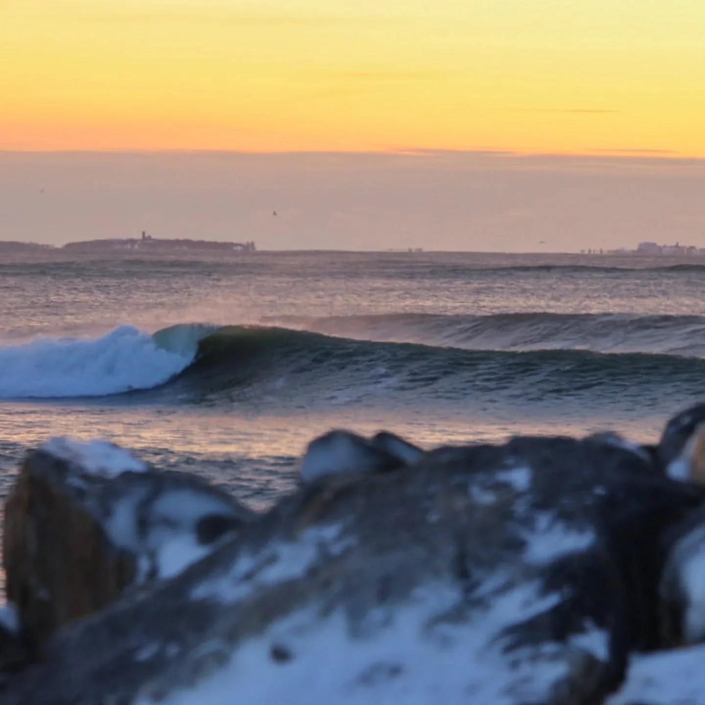 Sunny skies with overhead surf and offshore winds ☀️❄️🌊