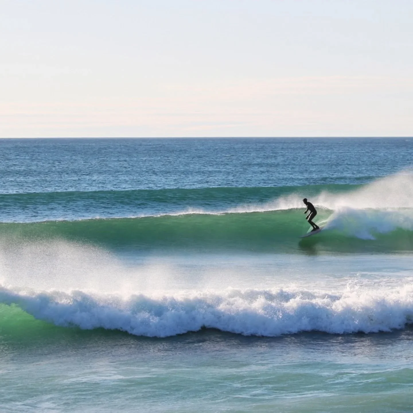 Saturday morning spring swell rolling in at "The Wall" this morning under sunny skies with offshore winds ☀️🌊