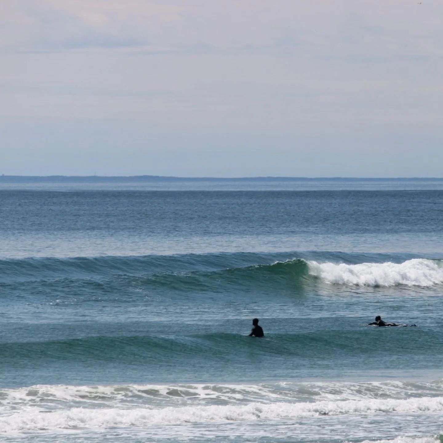 Monday afternoon at The Wall.
Waist to chest high surf under sunny skies ☀️🌊