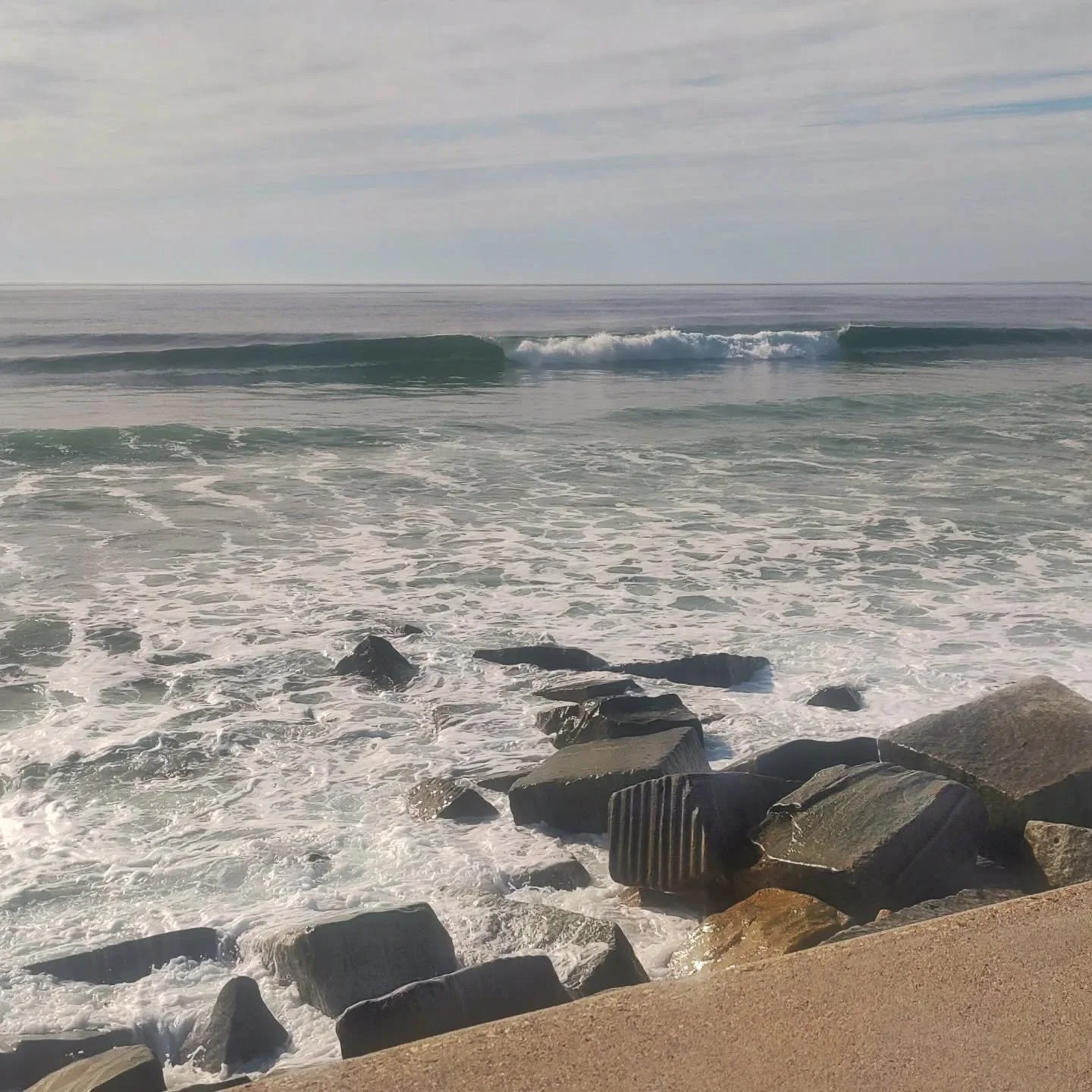 ☀️🌊Waist high and clean under warm sunny skies today.