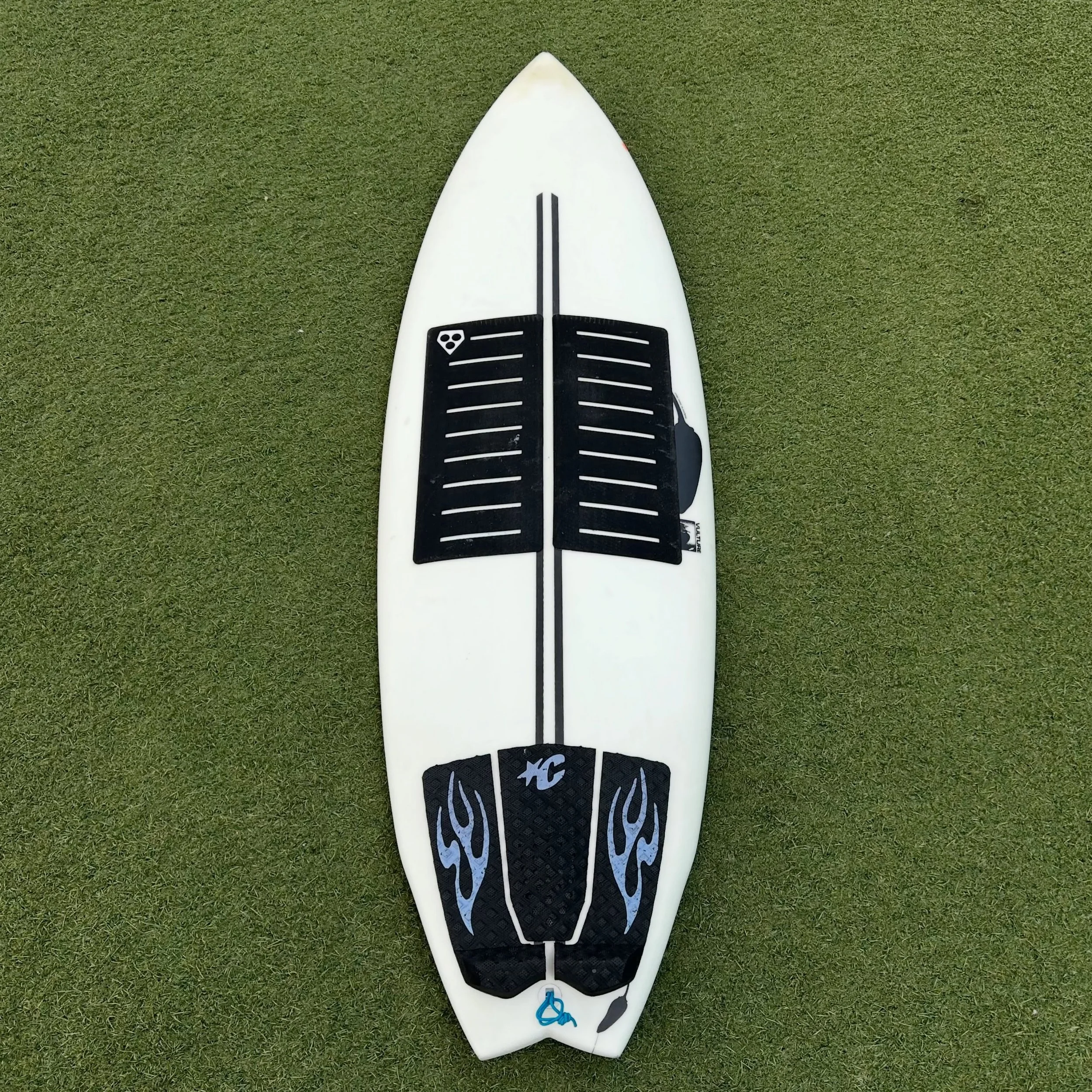 Used @chilli_surfboards Black Vulture

5&rsquo;6 x 19 3/4&rdquo; x 2 1/2 x 2 9/16&rdquo; @ 30.4

Good Condition 

-$299-
