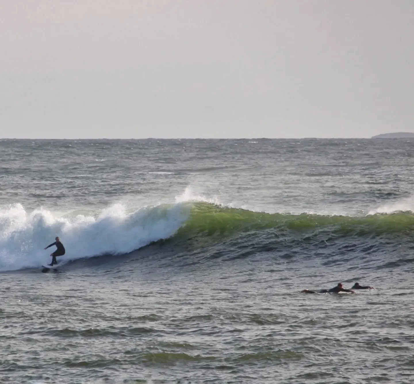 Phil Carey was getting a few before opening the shop this morning on his new  @wrv1967 
@jessurf58 quad @xcelwetsuits