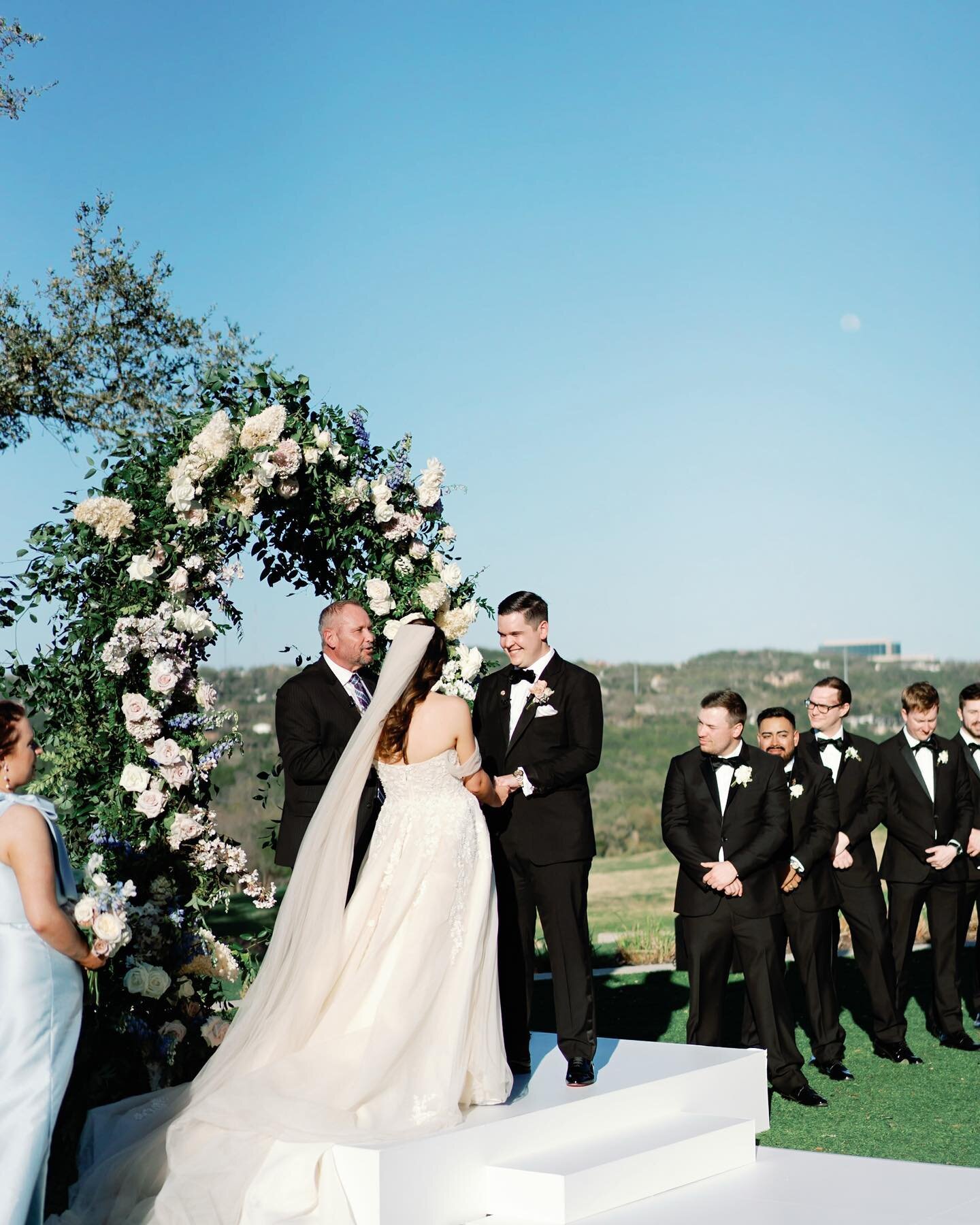 Not a cloud in the sky for this dreamy outdoor ceremony 🤍☁️
Planned by @ssurprise16 
.
.
#austinwedding #austinweddingplanner #atxweddings #luxuryweddings #bridetobe #weddinginspiration #weddinginspo