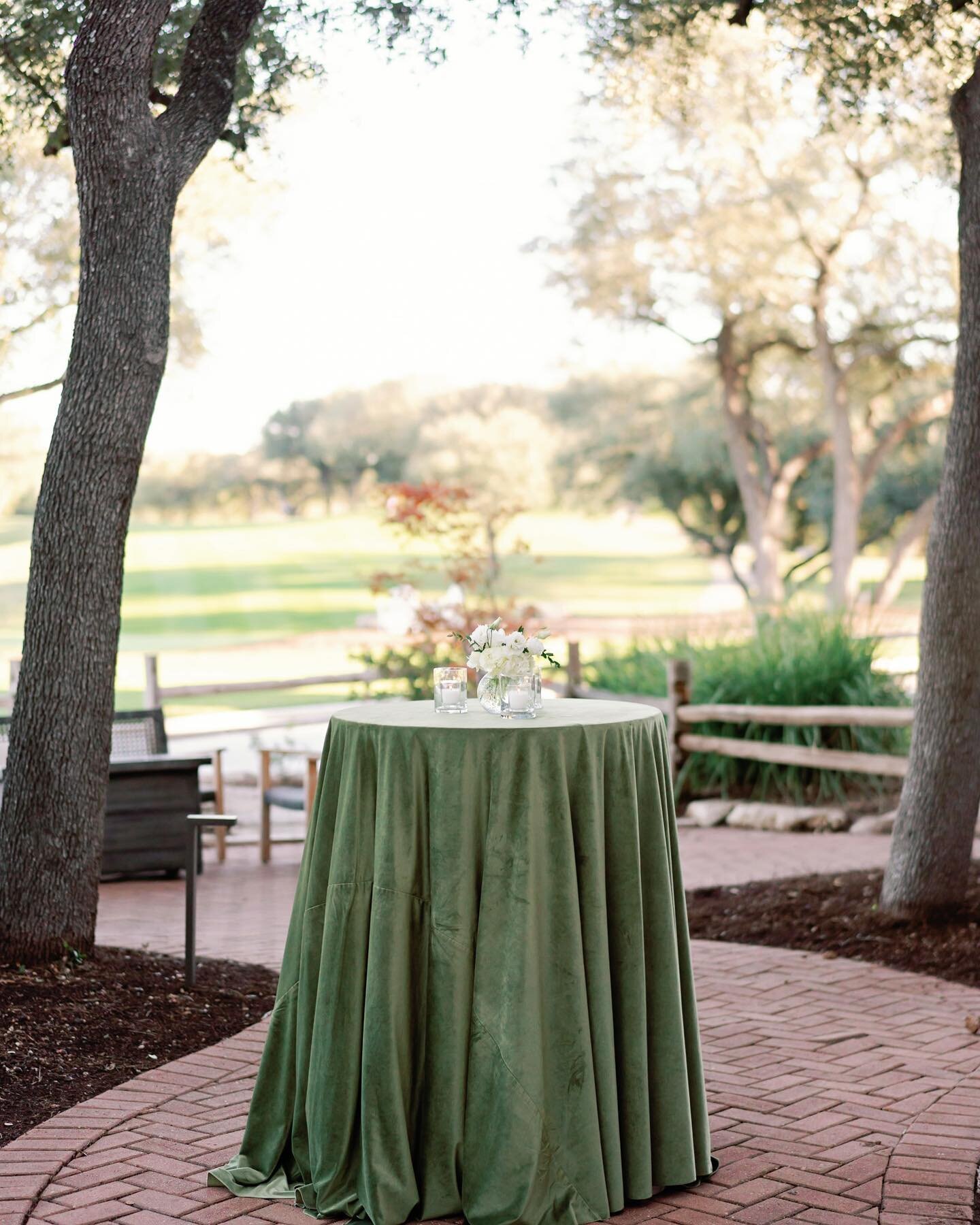 Good drinks, good food, and even better people🥂🥃
.
.
#luxuryweddings #atxweddings #austinwedding #atxweddingcoordinator #austinevents #weddingtrends