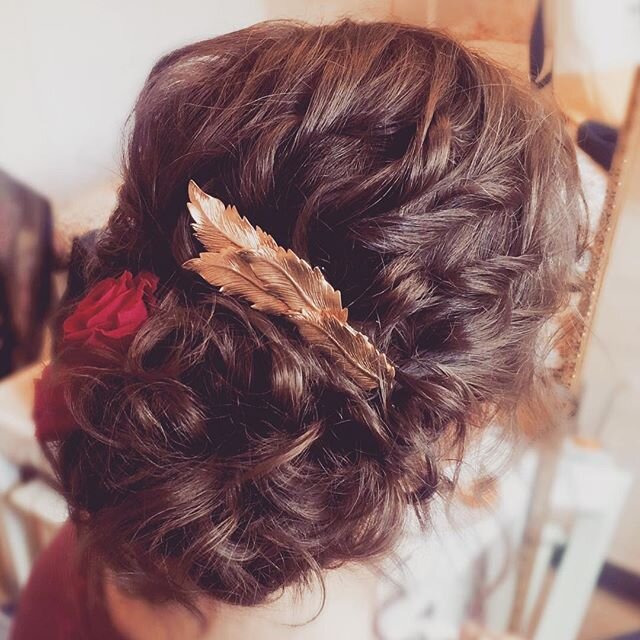 The ultimate textured up do ❤️
Proving your hair accessories don&rsquo;t have to be traditional
~
~
~
~
#weddingmakeup #wedding #makeupartist #makeup #mua #bridalmakeup #bride #weddingdress #weddinghair #weddingphotography #weddingday #beauty #weddin