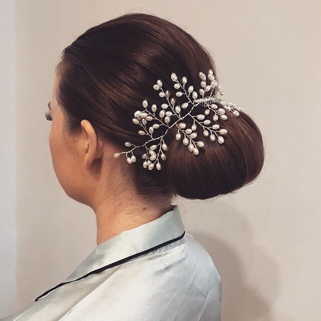 Chic updos are looking to be a huge bridal trend this year. Classic all the way 🥰
Hair by me using @t3micro @igkhair @bumbleandbumble and finishes with the cutest pearl accessories 💕
~
~
~
~
#weddingmakeup #wedding #makeupartist #makeup #mua #brida