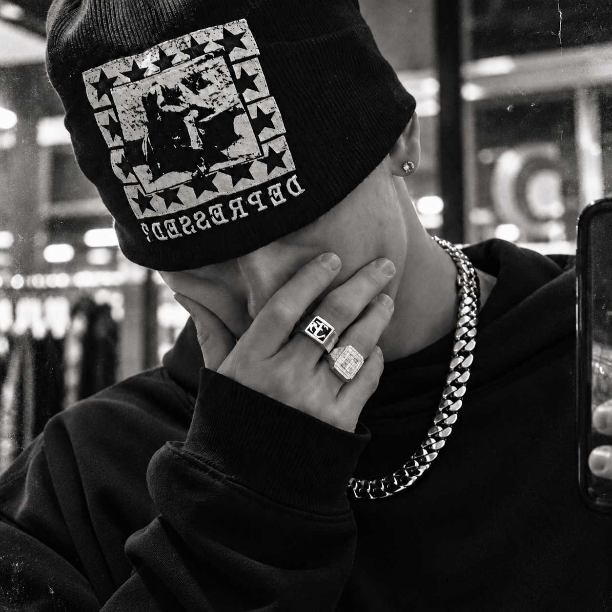 Selfie monochrome au bonnet étoilé.png