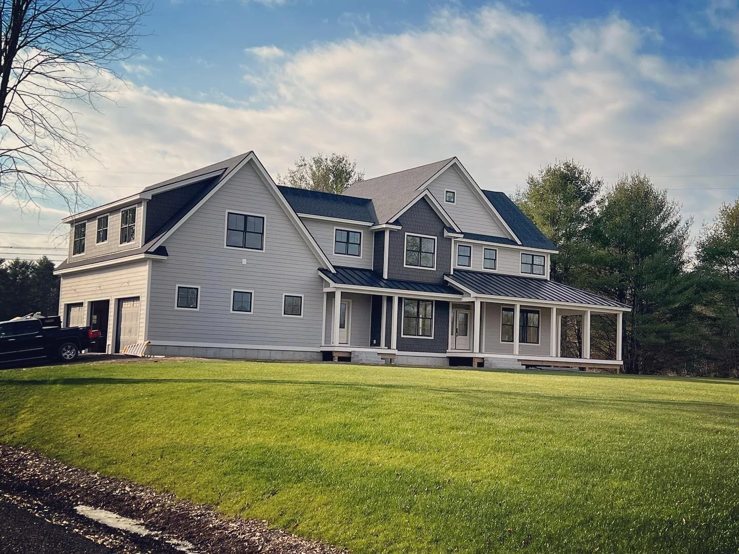 The lawn came in just in time for move in at the Hunt Residence💪
.
.
#buildersofig #customhouse #envyconstruction #construction #mainermedia #customhomes #residentialdesign #constructionlife #engcivil #renovation #maine #mainecustomhomes #residentia