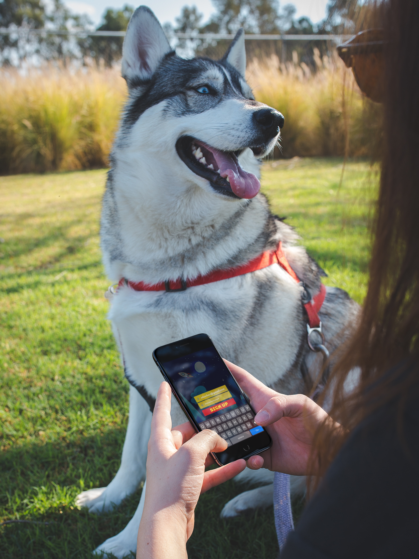 girl-using-a-space-gray-iphone-mockup-with-her-dog-at-the-park-a19644.png
