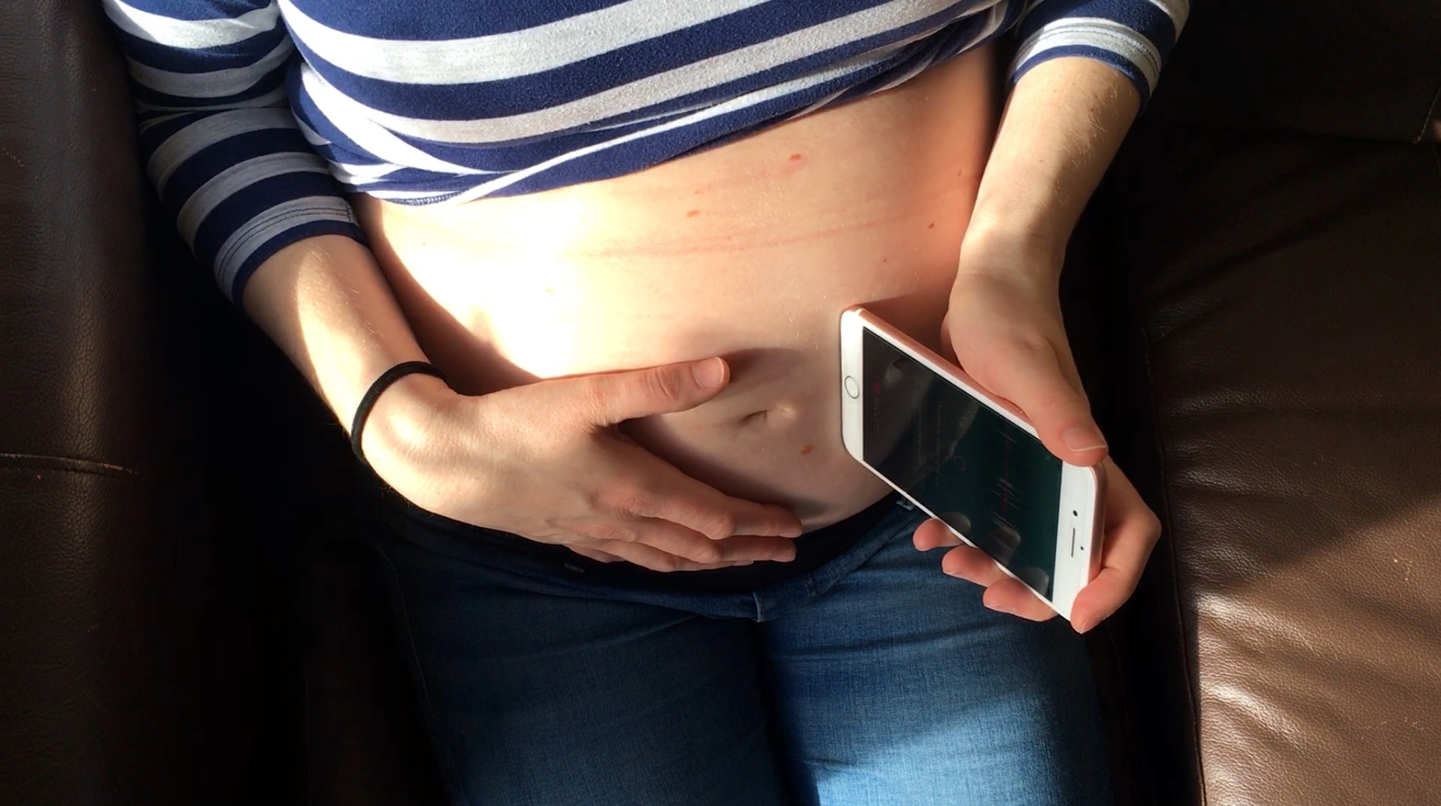  Feel for the baby's back or chest before positioning the phone. Try different positions and angles in the same area. 