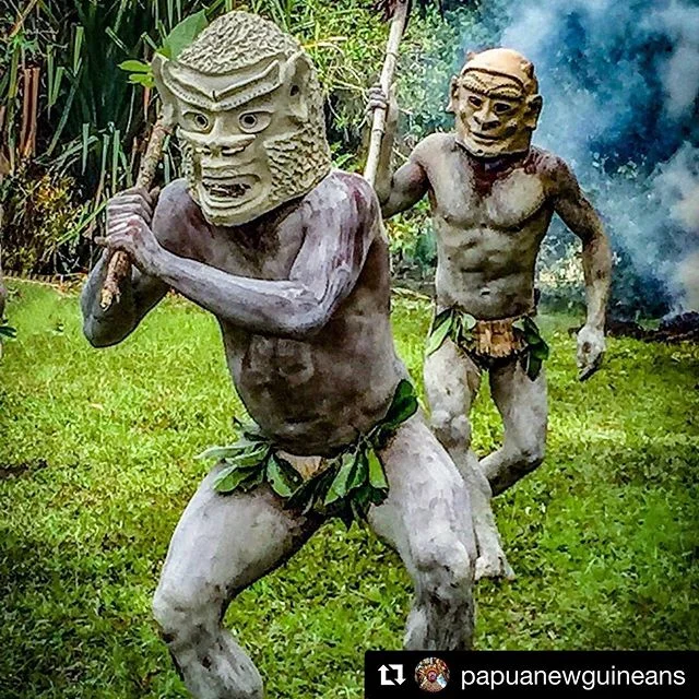 #Repost @papuanewguineans with @get_repost
・・・
Credit to from @wandergal -  The story goes that the men in Asaro village went to war with a neighboring tribe. They hid in muddy water and when they emerged, covered in mud, their enemies thought they w