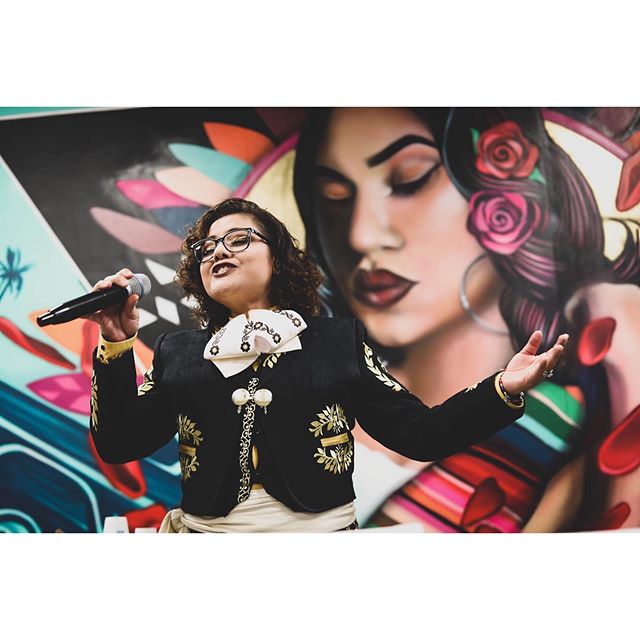 La Cantante del Pueblo 
#latinoartsfestivalkc #latinoartsfoundationkc #fotosbyselina #albalopez #kansascityphotographer