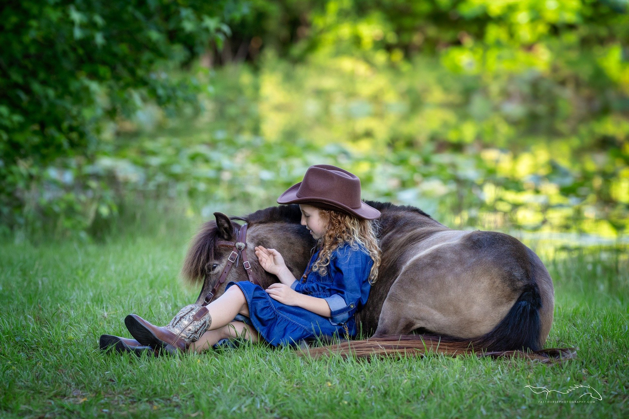 Go ahead and try to tell me this isn't a moment that all little horse girls dream of. I won't believe you. 

Pictured: Rhea &amp; Chanel who modeled together at our Cowgirls with Cameras Equine Photography Essentials Workshop. 

@whalepony @cowgirlsw