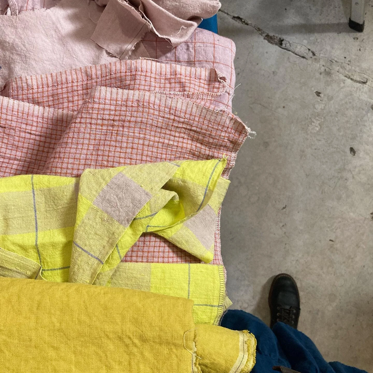 HELP who knows of a source for barrrrely purple, like hint-of-lavender pale ass fabrics in cotton or linen. Bonus points for &ldquo;muddy&rdquo; colors (no candy pops desired&hellip;) Any leads y&rsquo;all? I know you&rsquo;re out there&hellip; 

Als