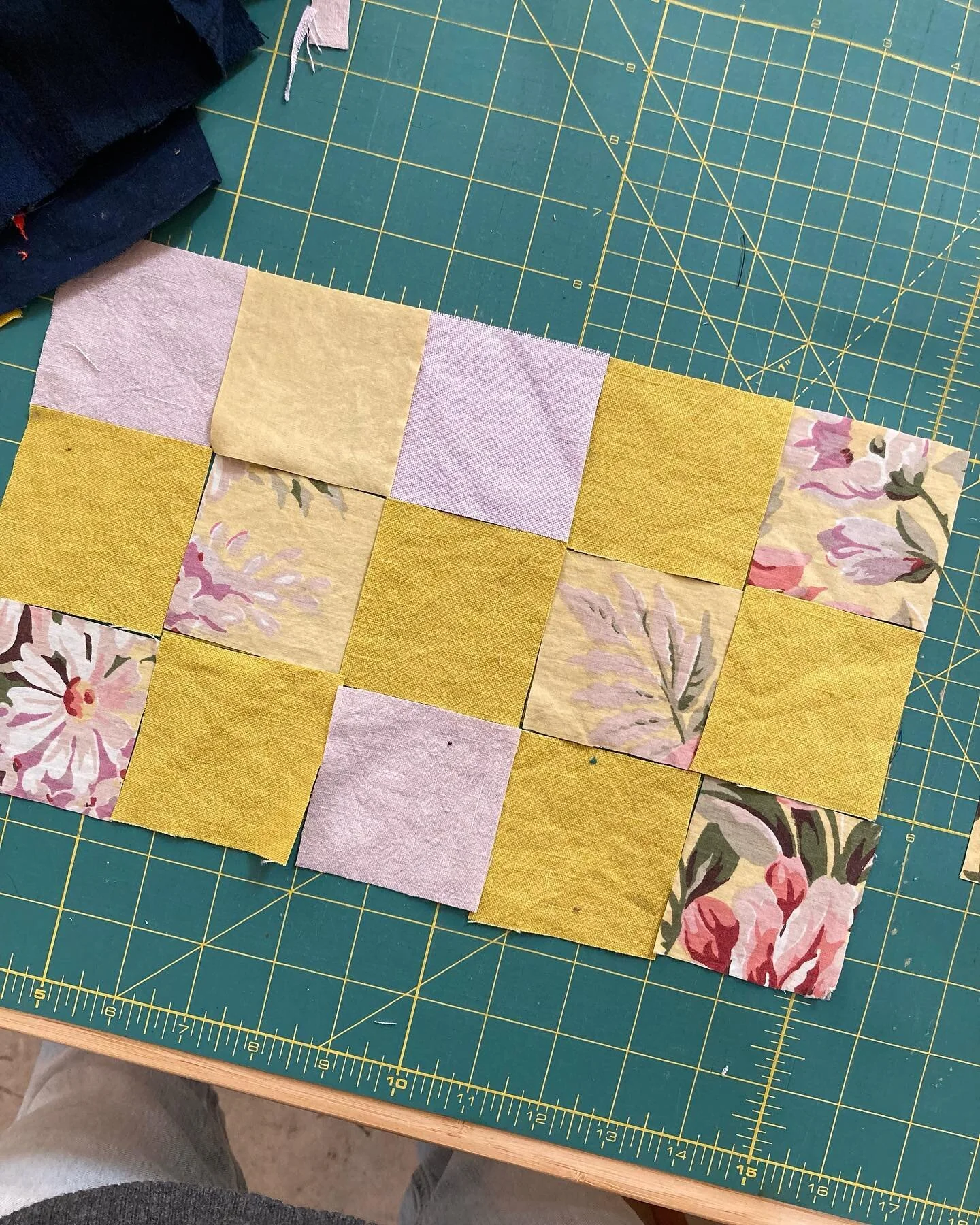I loved this so much I had to put it on the grid, ugly warped green cutting mat and all. 🍋
.
Huge thanks for all the recs (comments/DMs/emails! you all came through!🥰) for barely-there lavender. I have a @merchantandmills calamine linen swatch on o