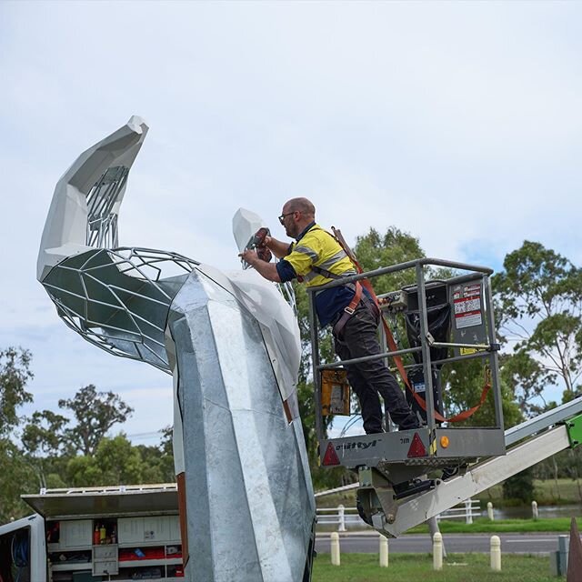 Installing &lsquo;The Guardian&rsquo; which celebrates the connection between humanity and nature

#sculpture #sculptureart #melbournelife #melbourneart #melbourneartist #artmelbourne #australianartistmagazine #artshub #worldsculpture #metalart #aust