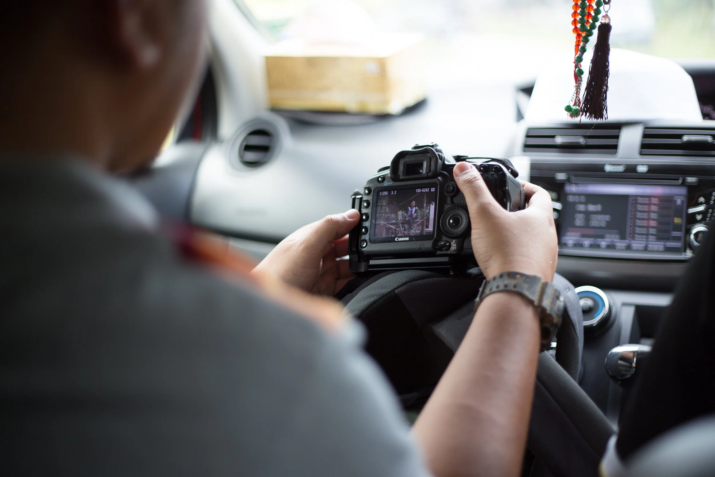 camera-canon-car-249320.jpg