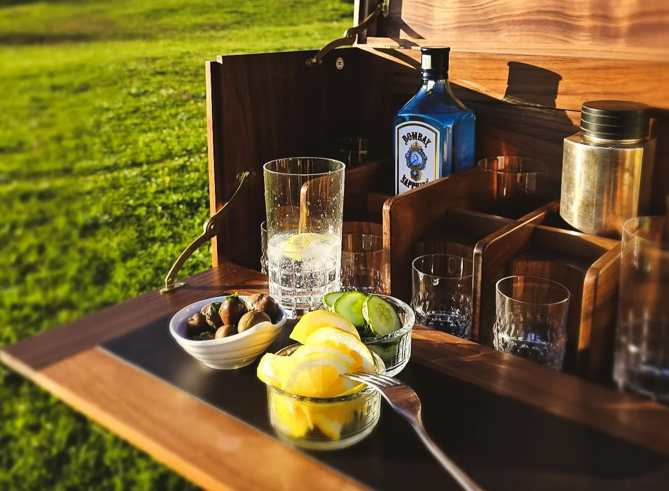 Looking forward to changing from After Work to After Hike!☀️🌿🍋🍸 #ginoclock