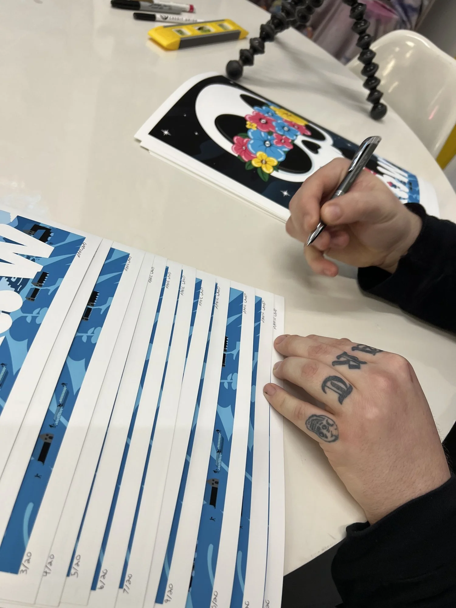 MANIC+SIGNING.jpg