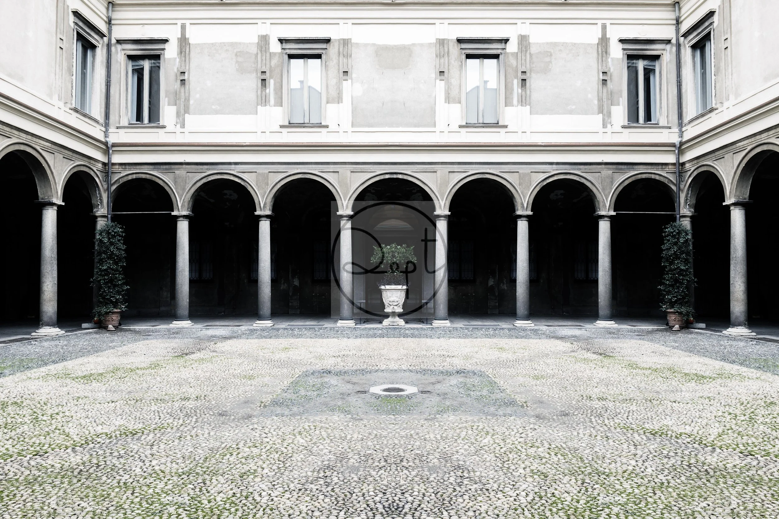 L’enorme complesso si articola principalmente nell’imponente torre, alta 42 metri, e nel cortile d’onore, che rappresentano il fulcro dell’edificio e che vennero realizzati nel 1526.  Gli spazi allestibili si trovano al piano terra del palazzo e rap