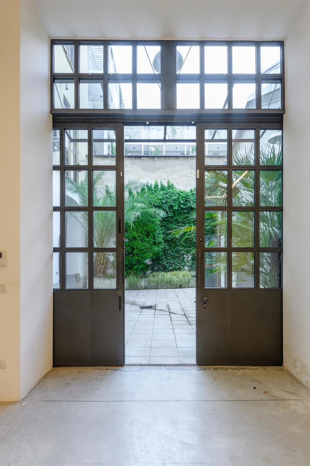  Ex tipografia, poi officina meccanica — oggi un polo culturale d'eccellenza disponibile per mostre, installazioni, shooting editoriali ed eventi. 
