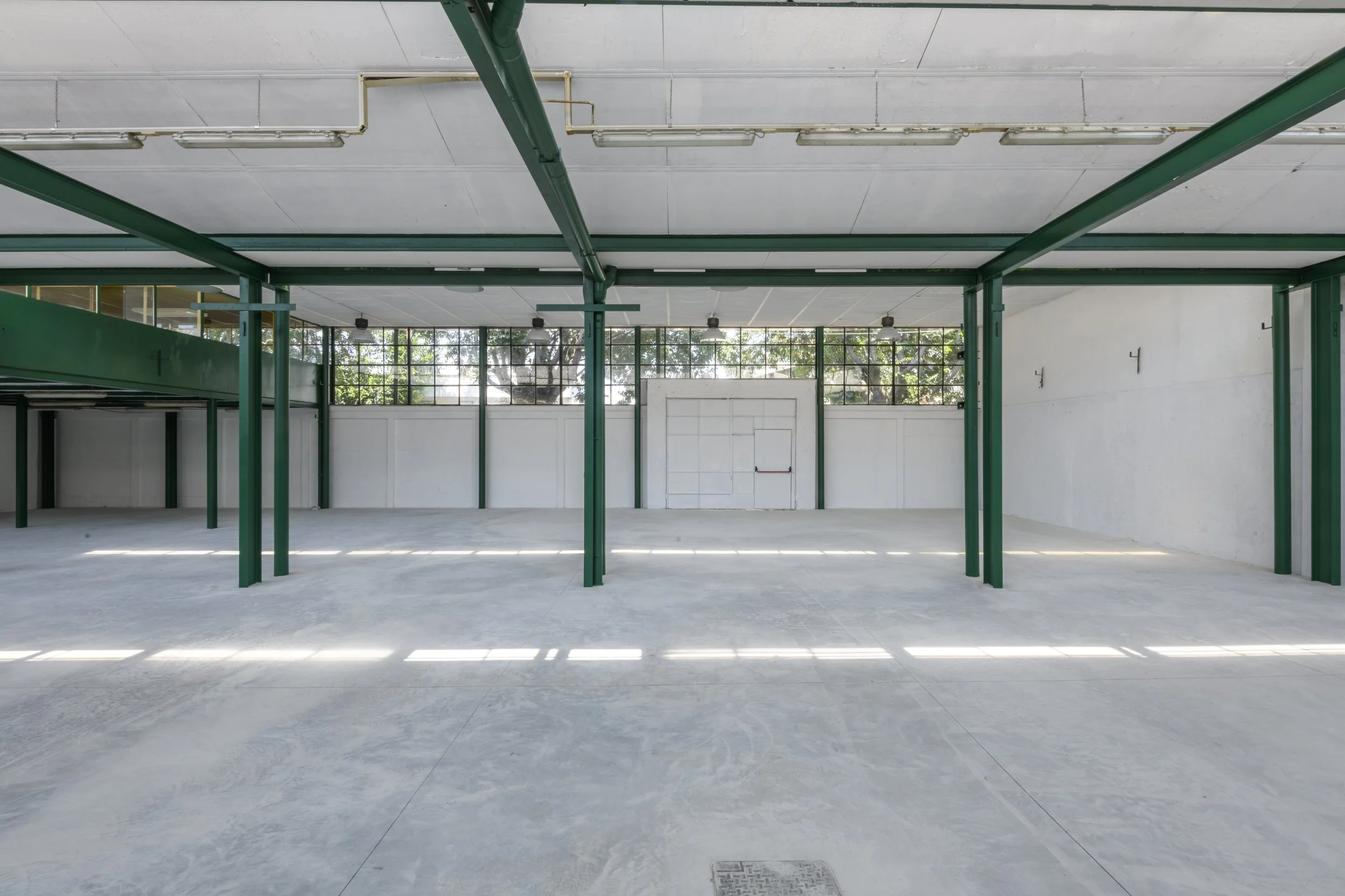  La struttura vanta una superficie coperta totale di 1.350 mq (suddivisa tra la Sala Grande da 1.100 mq e il Foyer da 250 mq), a cui si aggiungono 470 mq di area esterna open-air. Grazie alla sua modularità, garantisce una capienza massima complessiv