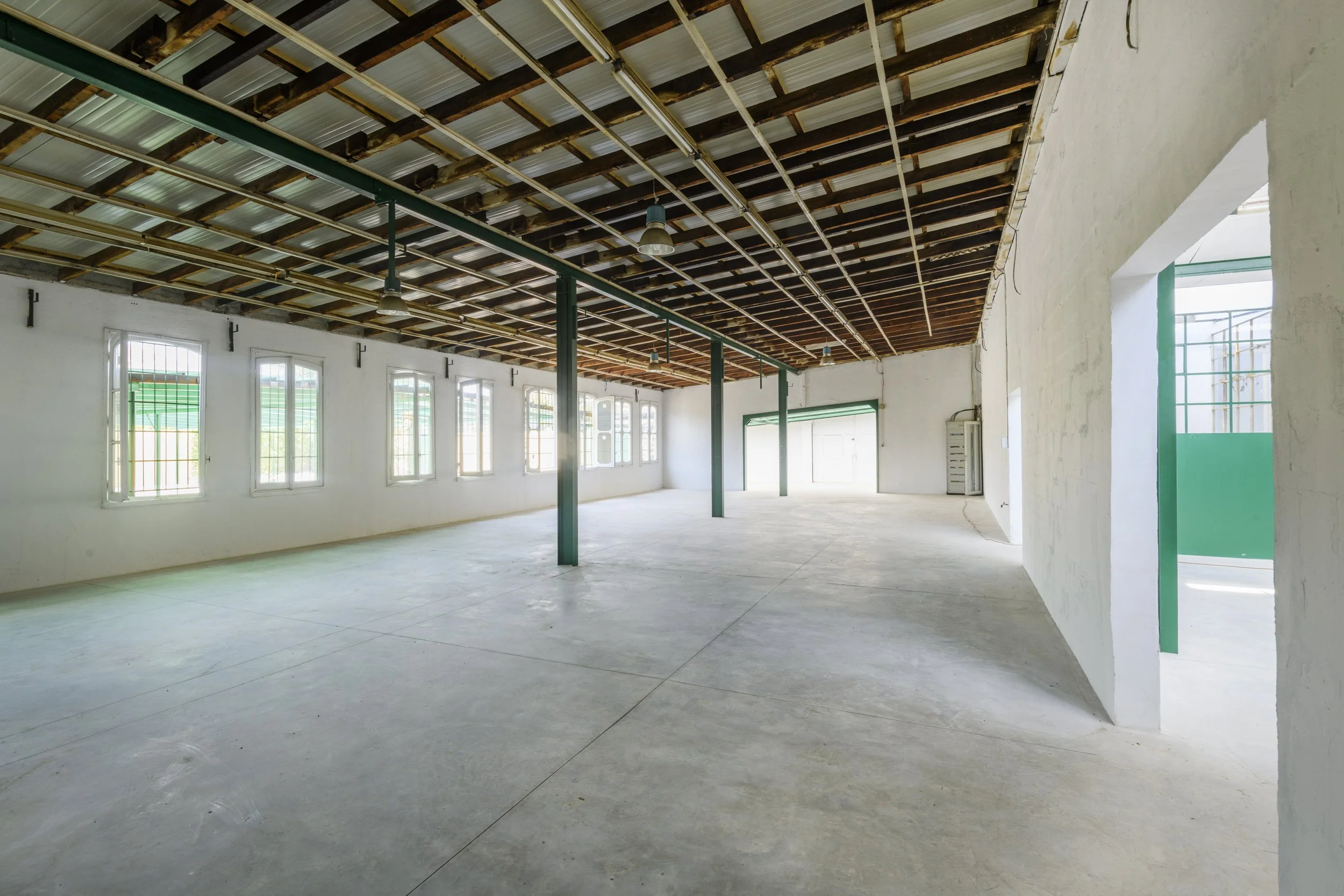  The venue boasts a total indoor area of 1,350 sqm (divided between the 1,100-sqm Main Hall and the 250-sqm Foyer), complemented by a 470-sqm open-air outdoor area. Thanks to its modular design, it offers a maximum capacity of 550 seated guests or 95