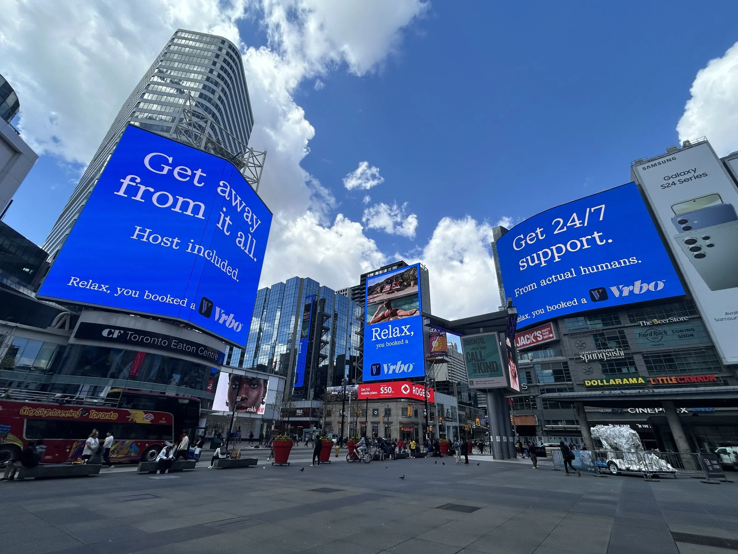 Yonge+Dundas+Square+Vrbo+-+0.webp
