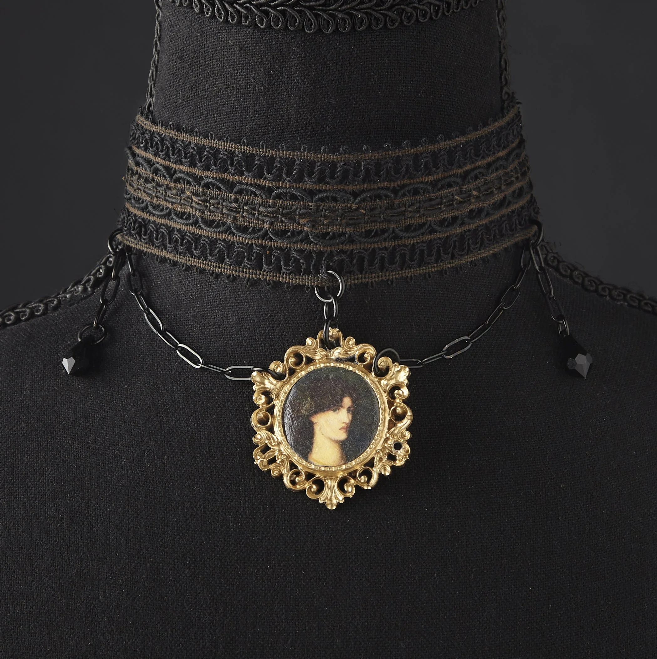 1/1 MOURNING LADY CHOKER