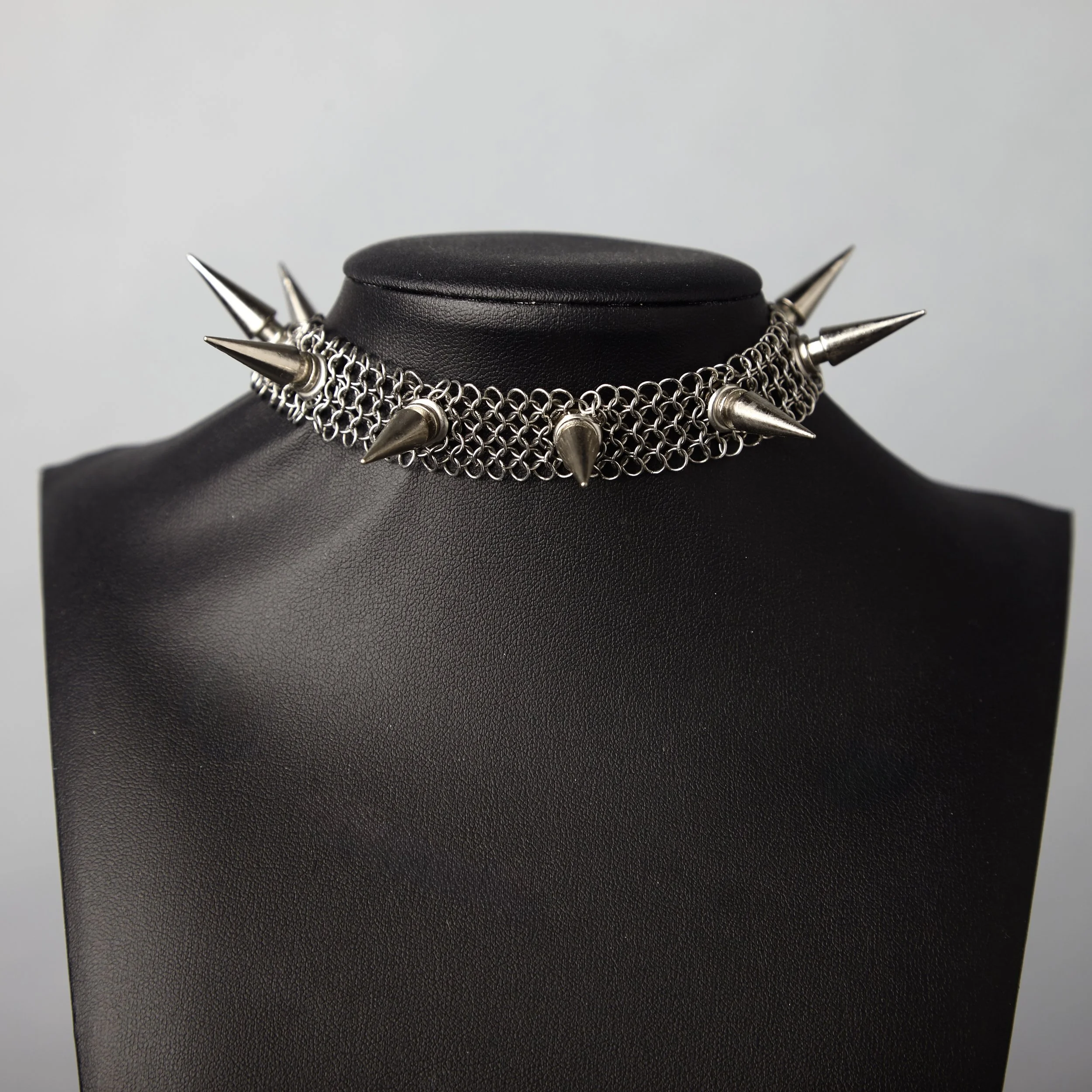 Le Spike Chainmail Choker 2.jpg