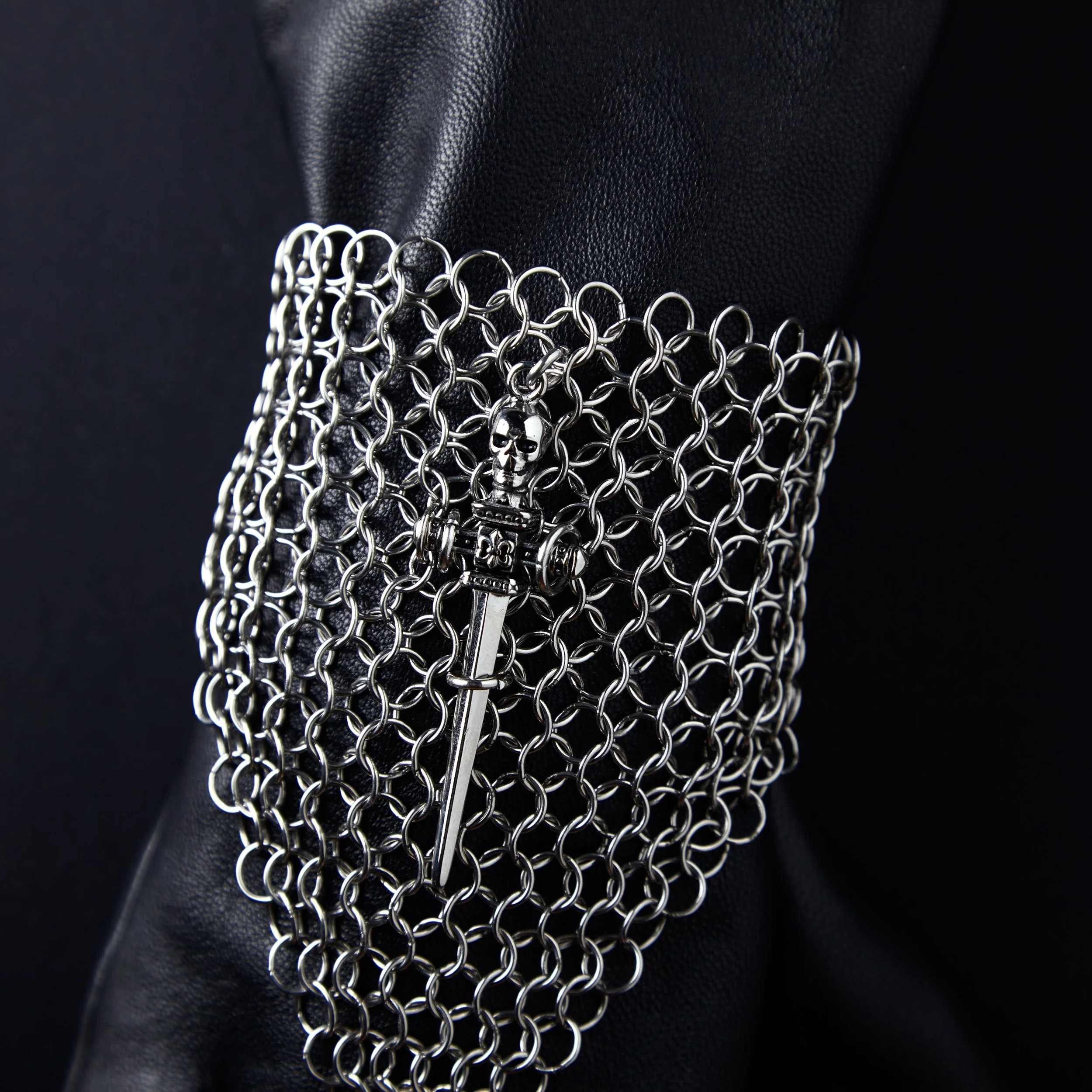 Dulce Handcuff Chainmail Close.jpg
