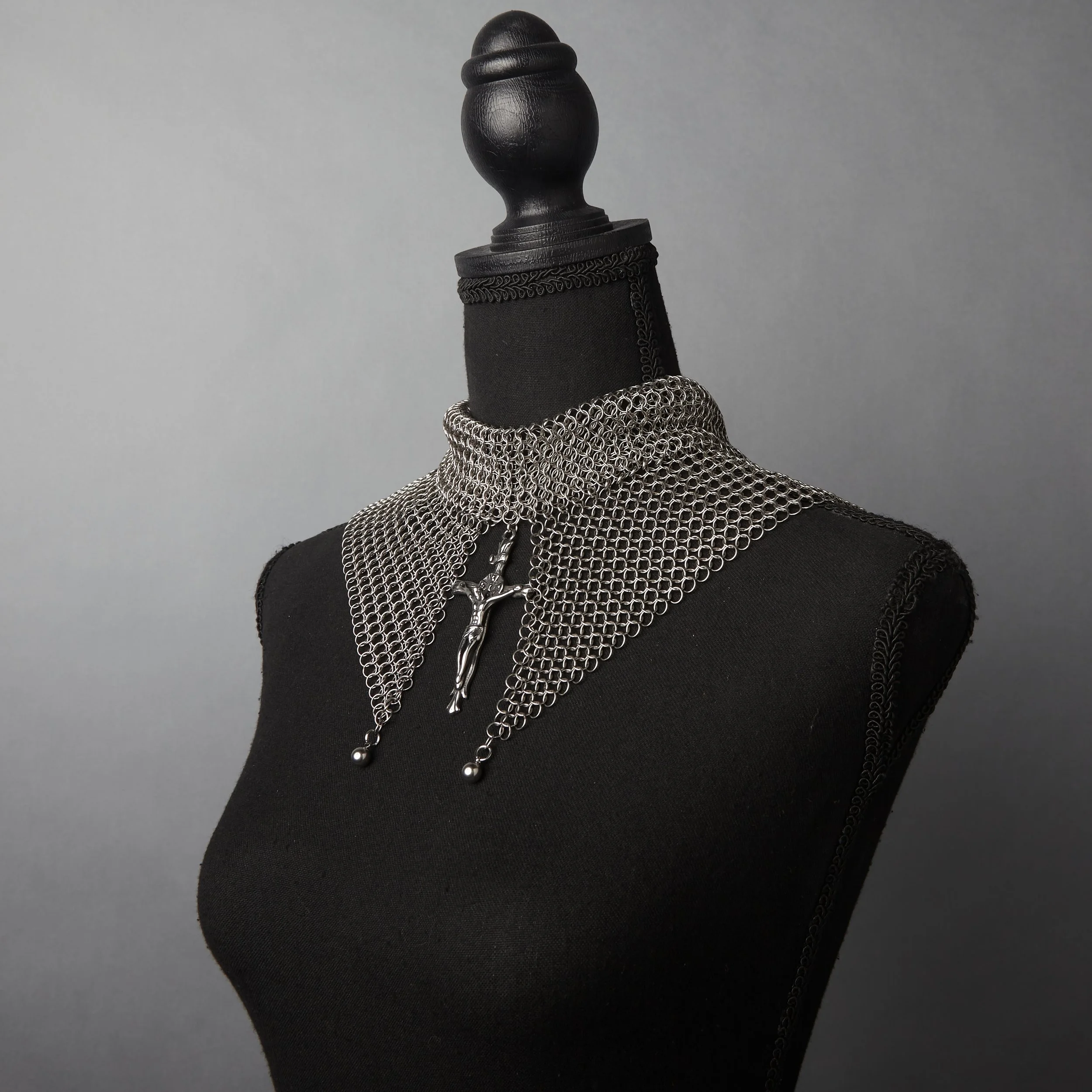 Holy Jester Chainmail Collar.jpg
