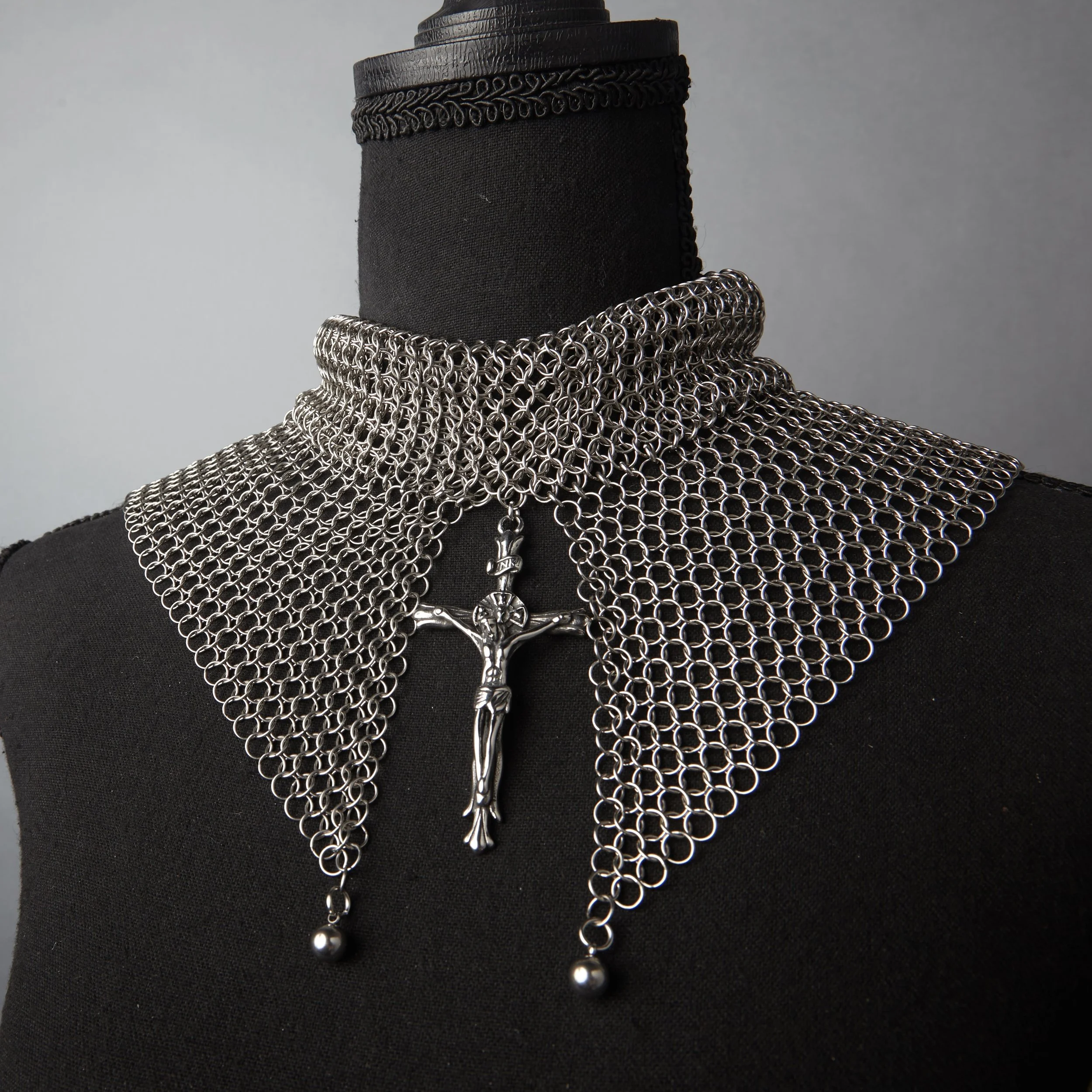 Holy jester Chainmailcollar.jpg
