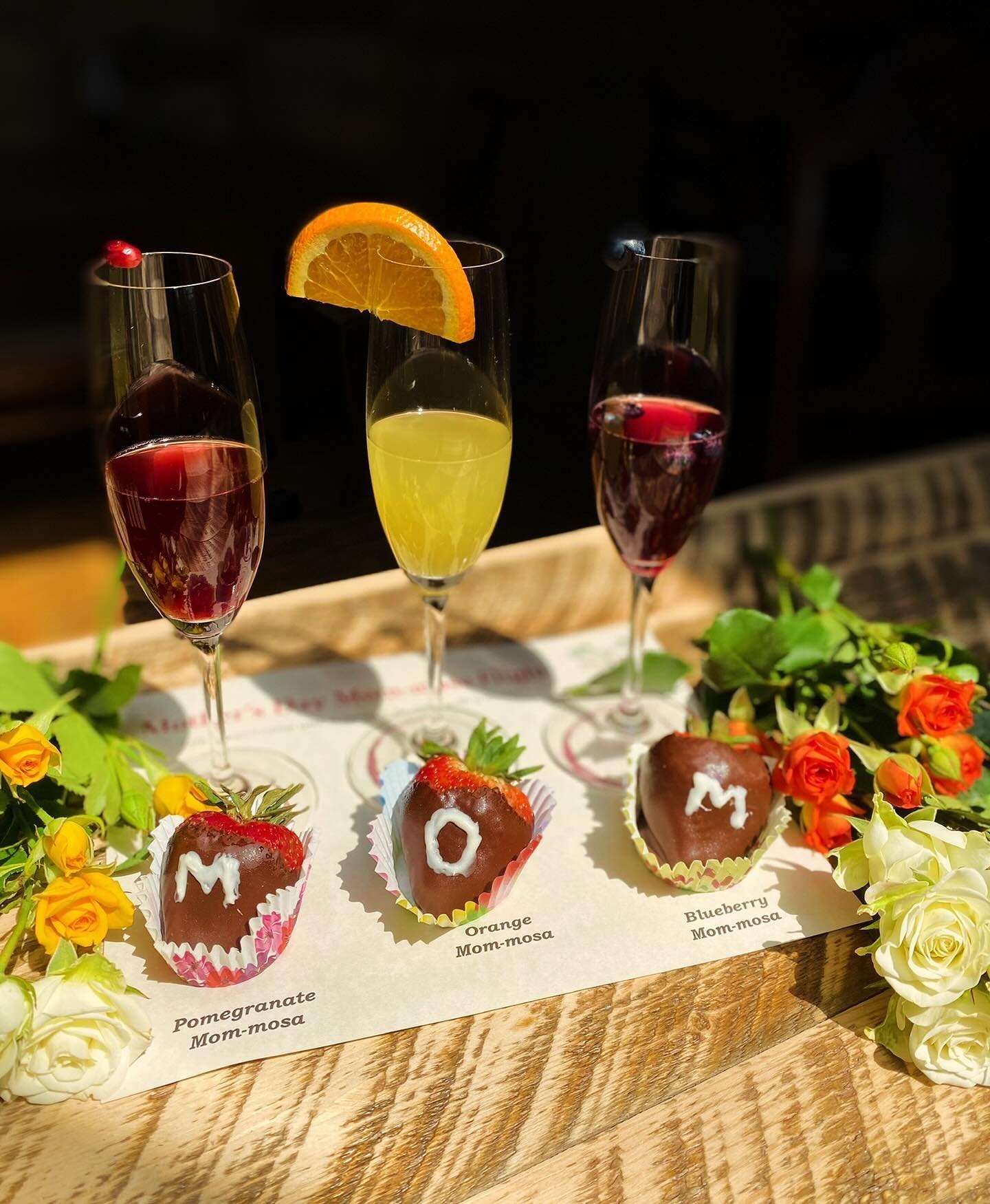 🥂🍓MOM-osa Flight with Chocolate Covered Strawberries will be available all day tomorrow for Mother&rsquo;s Day! 
&hearts;️ Also, looking for the perfect Mom gift?  Give her the gift of LOVE with our Five Vines gift card - available on our website s
