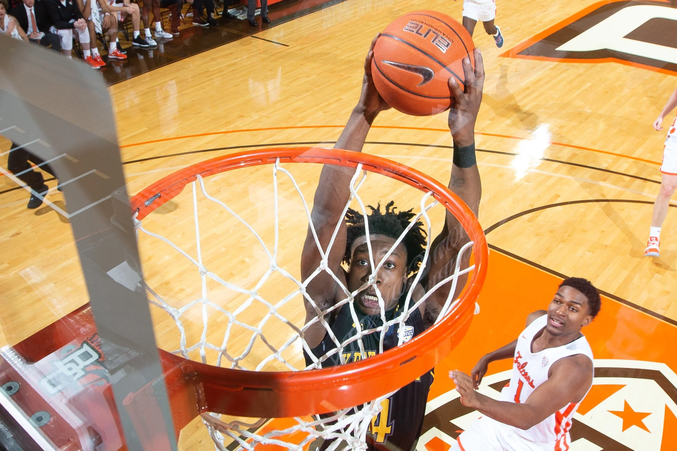  BOWLING GREEN, OH, JANUARY 3: Tervell Beck #14 of Kent State Golden Flashes dunks over Justin Turner #1 of Bowling Green Falcons during a men’s basketball game at the Stroh Center on January 3, 2020. 
