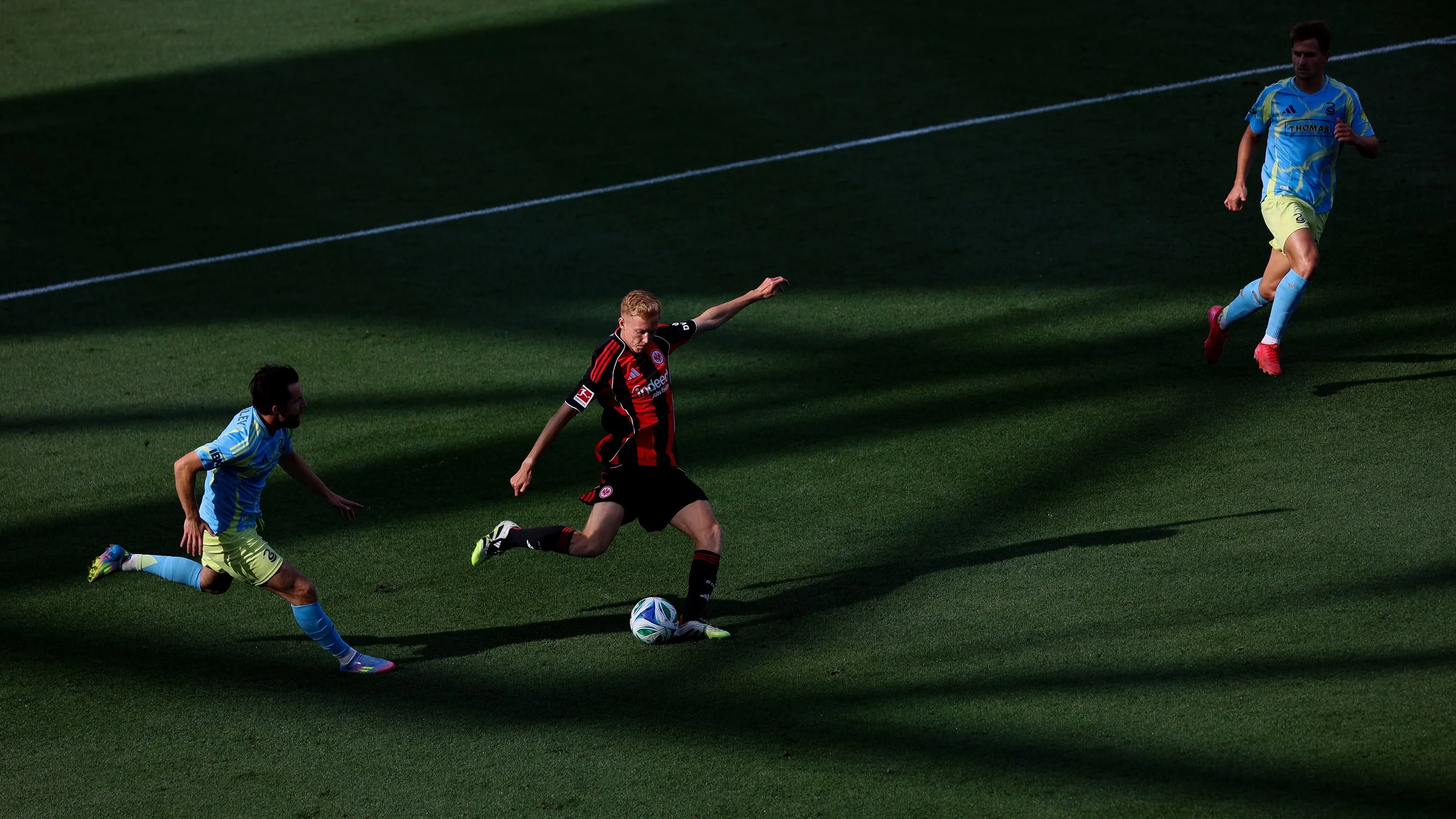  CHESTER, PENNSYLVANIA - AUGUST 2: Hugo Larsson #16 of Eintracht Frankfurt passes the ball during the first half against the Philadelphia Union at Subaru Park on August 2, 2025 in Chester, Pennsylvania. (Photo by Isaiah Vazquez/Getty Images) 