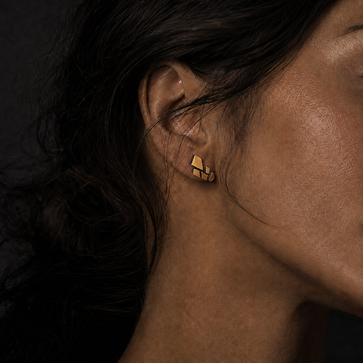 Earthquake_Silver_gold_studs.png