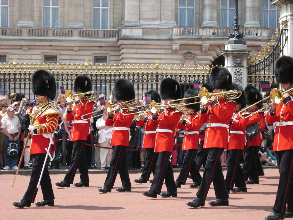 Buckingham-Palace-Guards-marching.jpg
